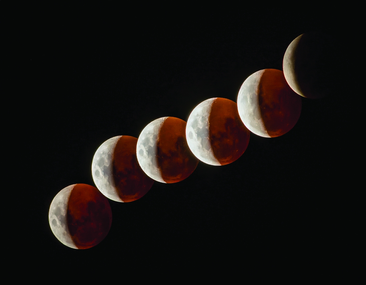 ظاهرة خسوف القمر بمراحلها الثلاث