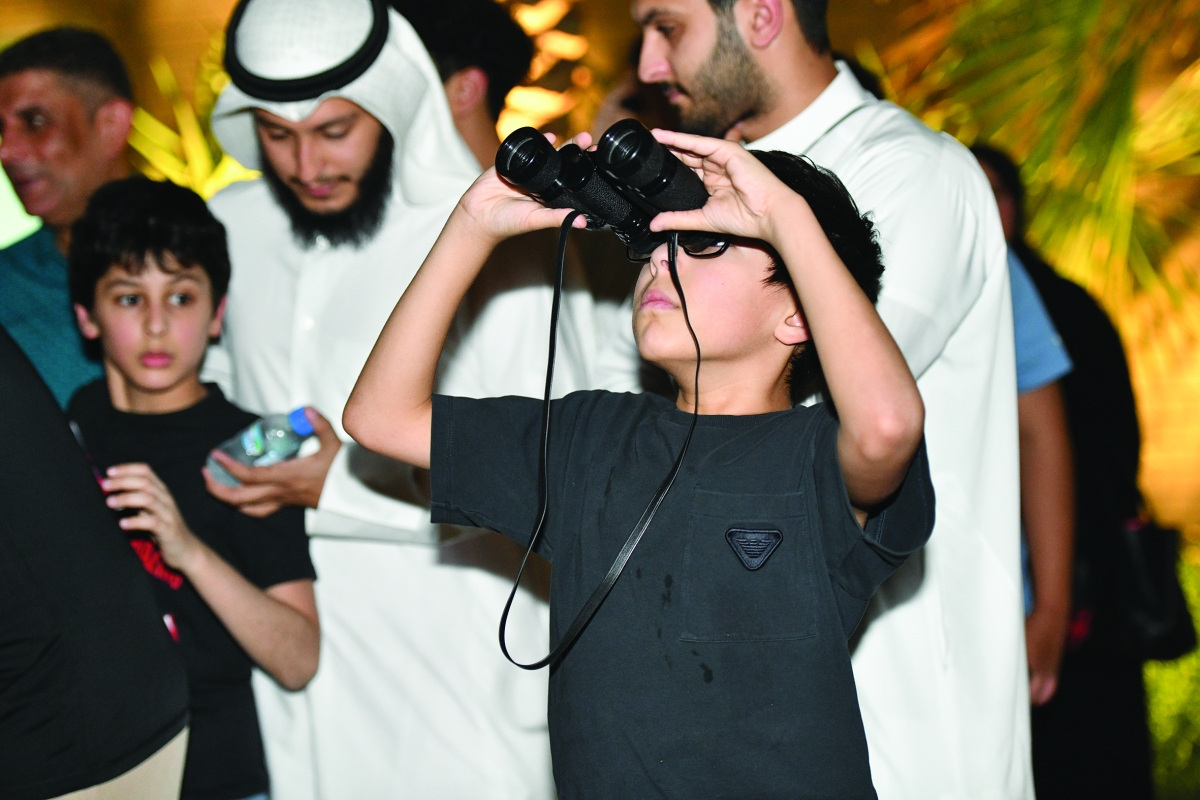 طفل يتابع الظاهرة بالمنظار