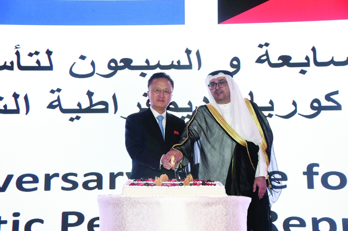 


الصرعاوي وتشول يقطعان قالب الحلوى 