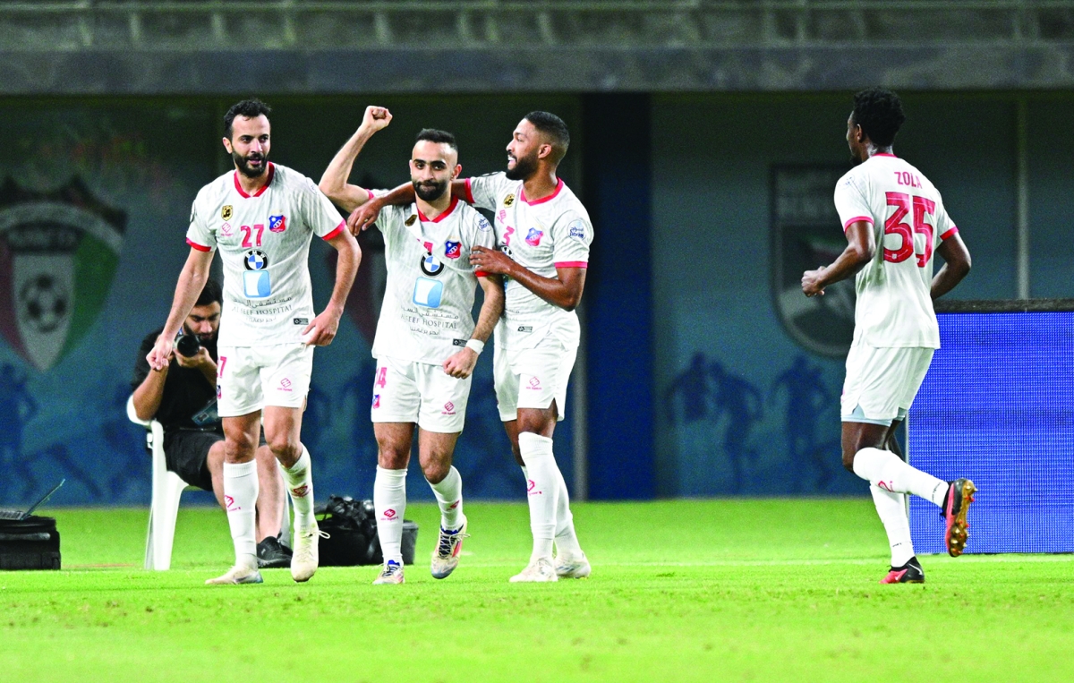 عمرو عبدالفتاح يحتفل مع زملائه في مباراة سابقة