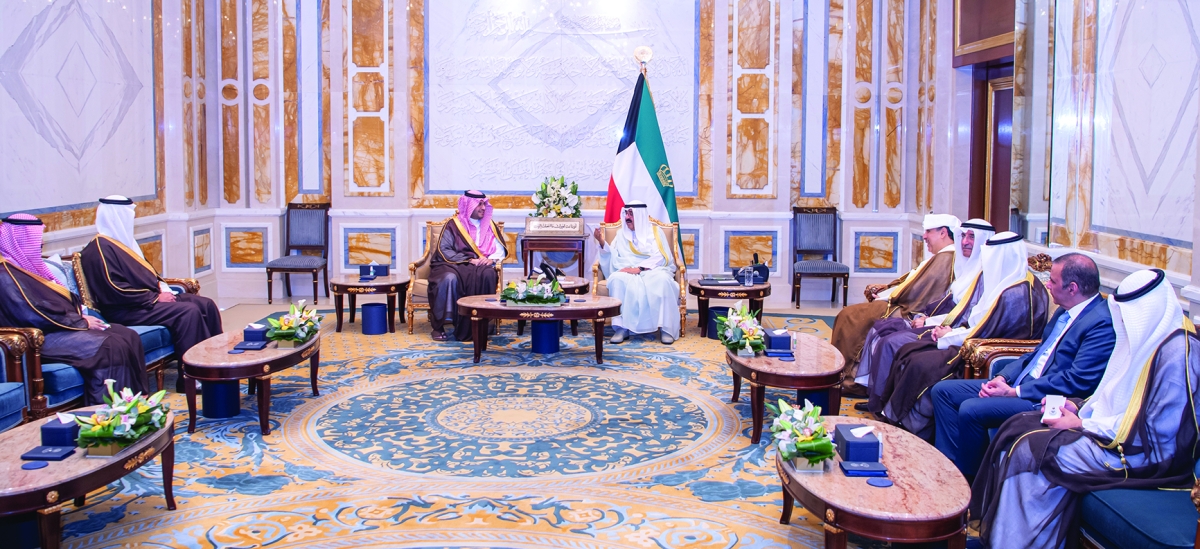 جانب من استقبال سمو الأمير لوزير الدولة السعودي 