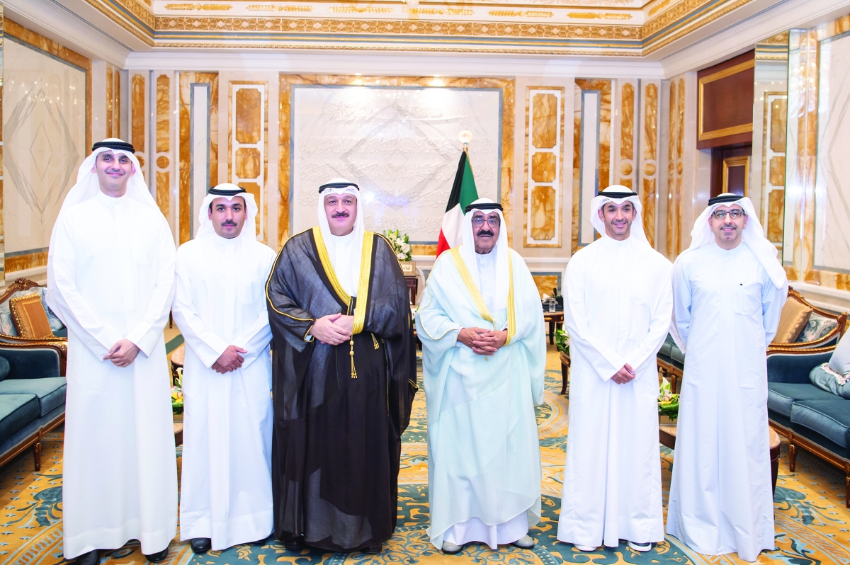 سمو الأمير مستقبلاً العوضي والفريق الطبي 