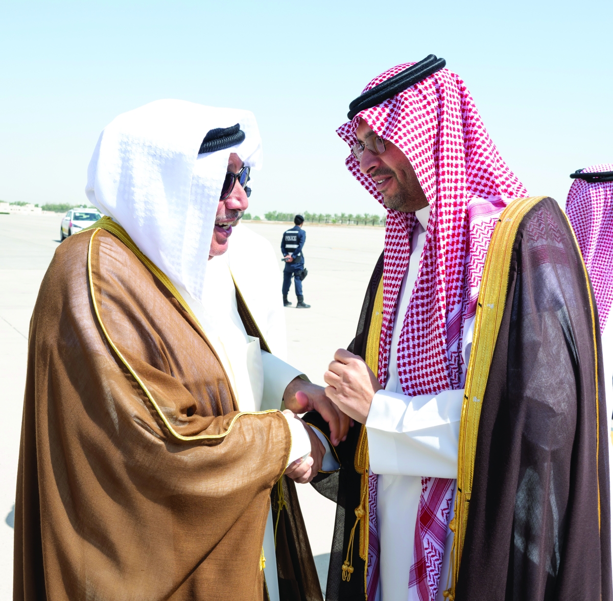 حمد جابر العلي الصباح مستقبلاً تركي بن محمد في المطار 