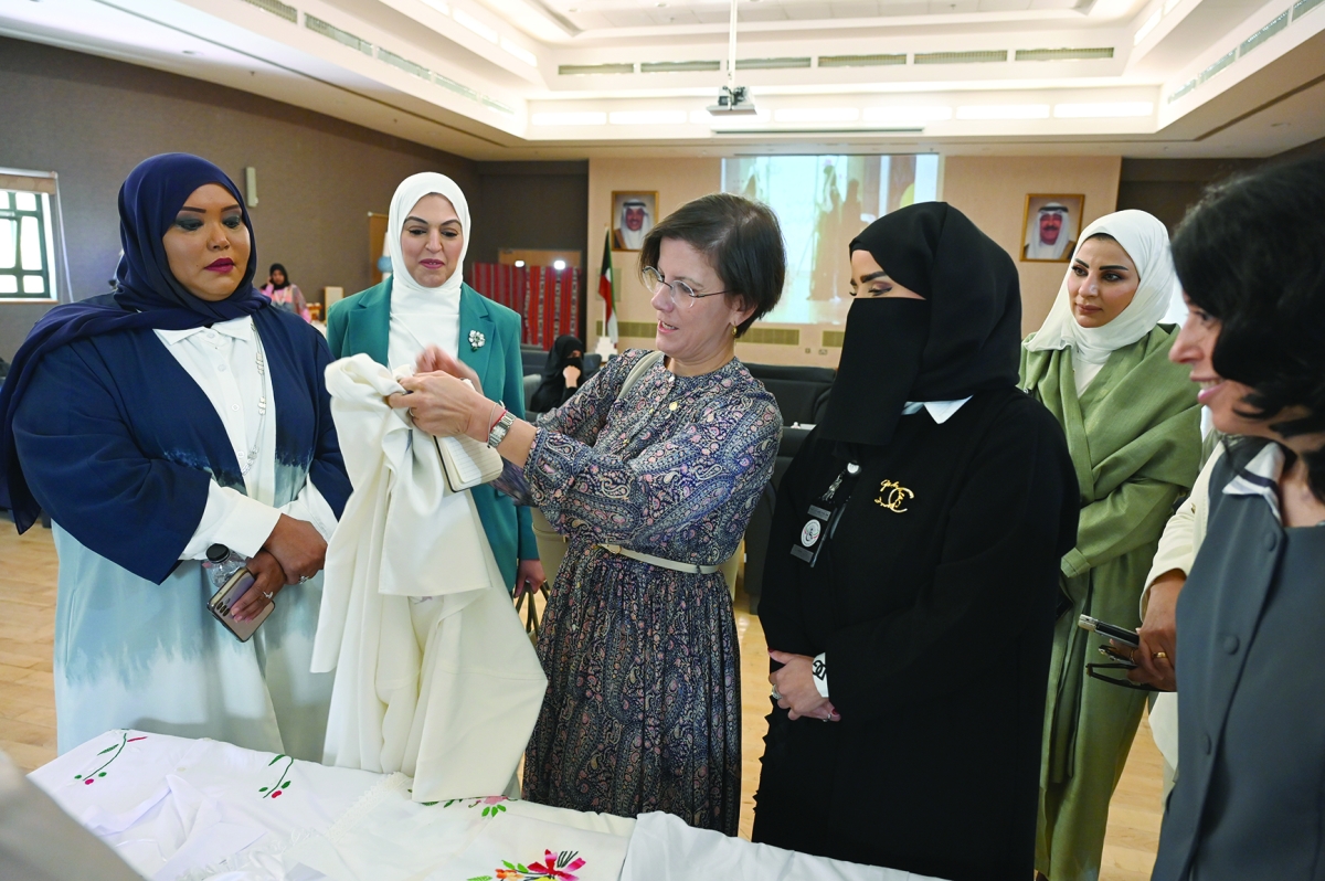 المقررة الأممية تطلع على مشغولات نزيلات مركز الرعاية 	     (تصوير أسعد عبدالله)