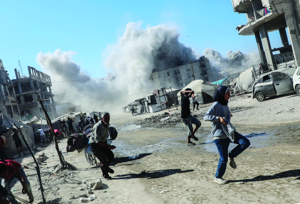 فلسطينيون يفرون من القصف التدميري على غزة (شينخوا)