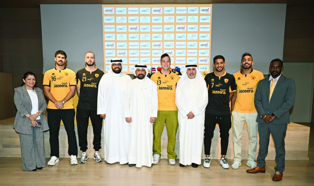 


نجوم الفريق الاول لكرة القدم بنادي القادسية  (تصوير أسعد عبدالله) 