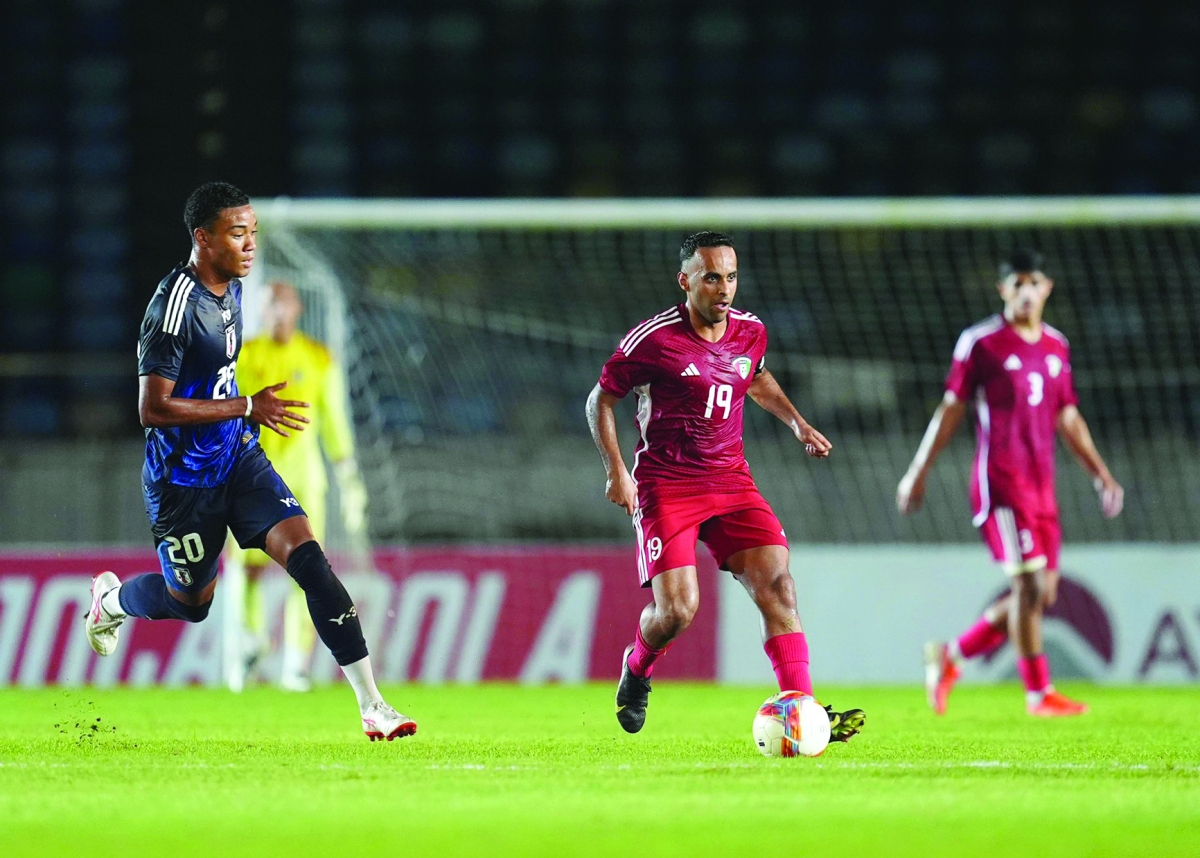 


معاذ الأصيمع ينطلق بالكرة من أمام المدافع الياباني 