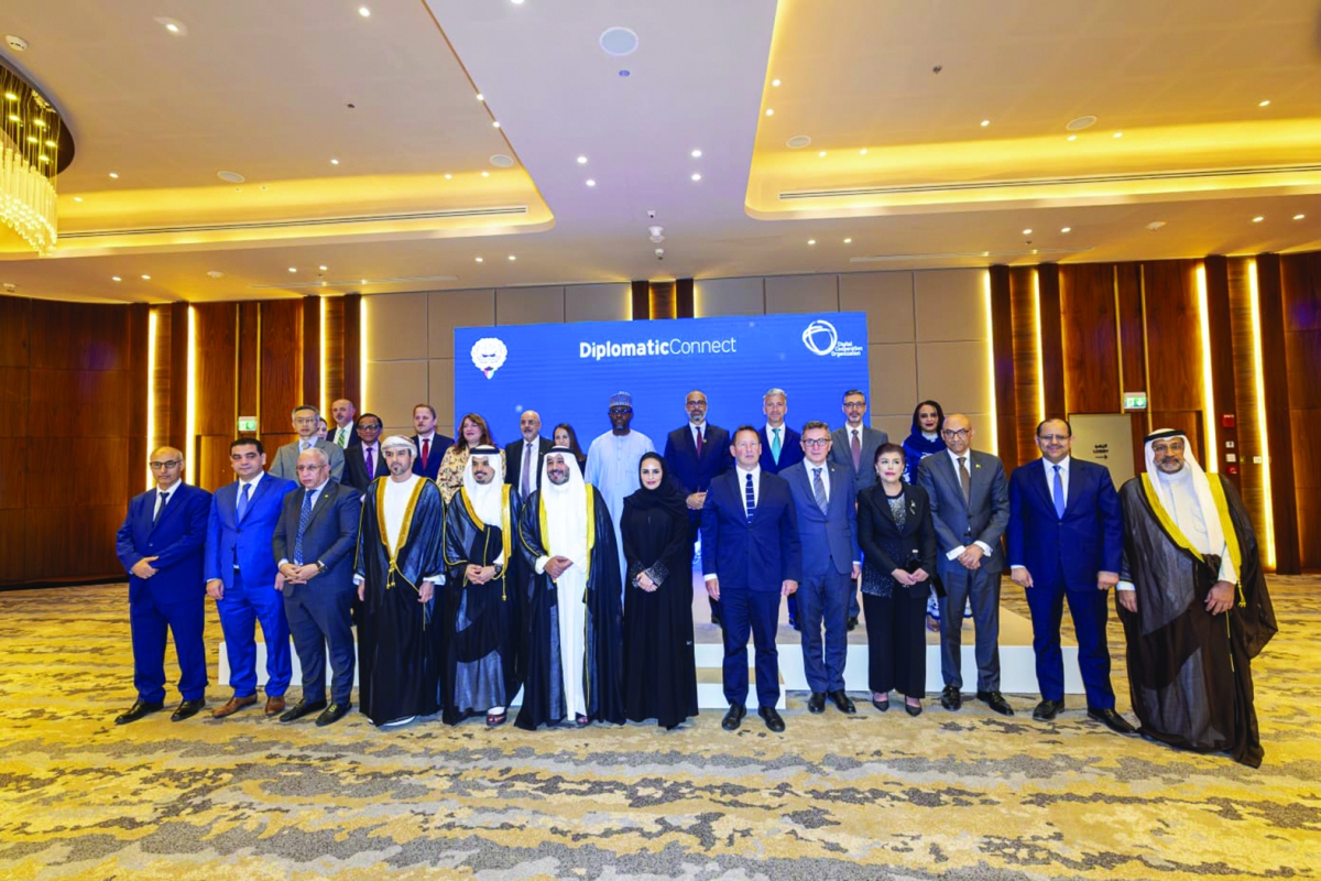 الناصر وديمة اليحيى مع المشاركين في الفعالية