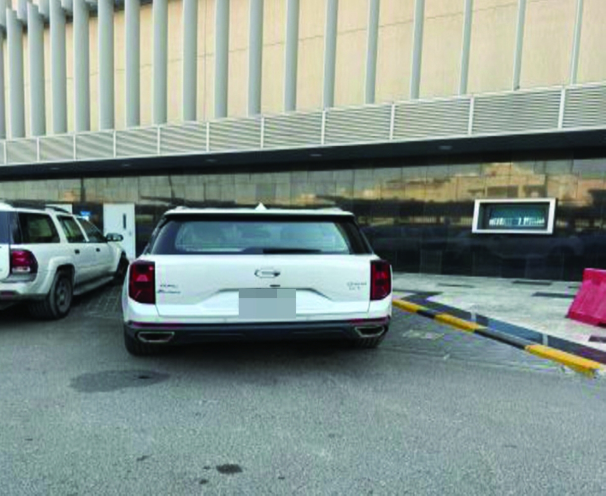 


... وأمام مستشفى الفروانية 