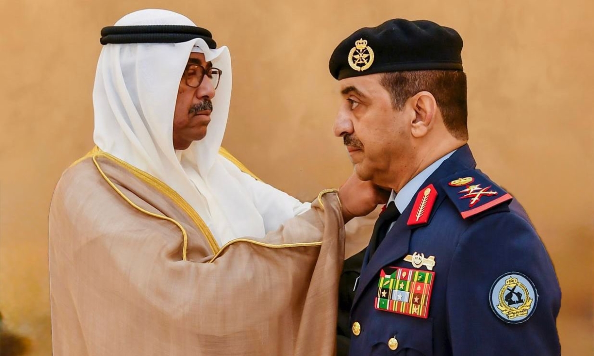 العلي يقلّد الشريعان رتبته