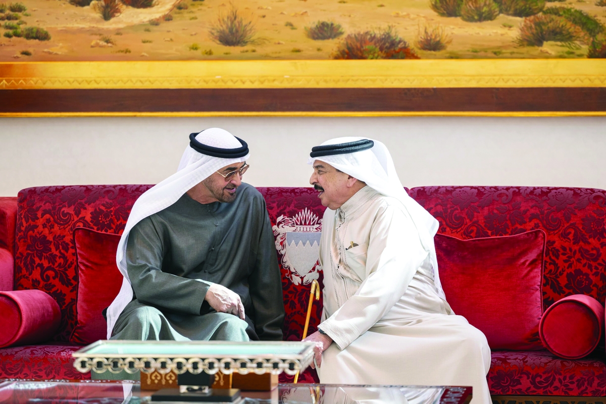 حمد بن عيسى مستقبلاً محمد بن زايد في المنامة (وام)