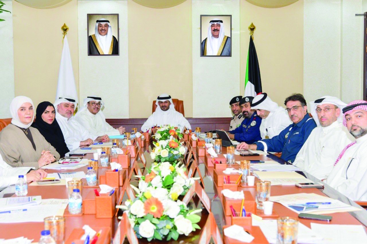 محافظ مبارك الكبير مترئساً الاجتماع