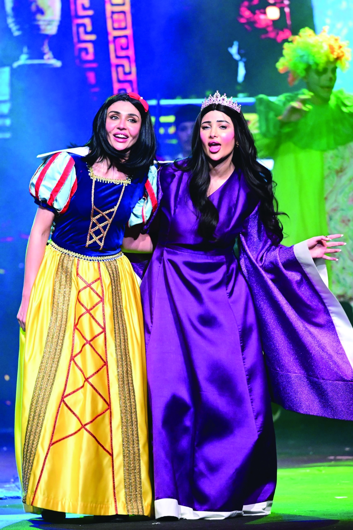 


زوجة الأب الشريرة مع الأميرة «سنو وايت» 