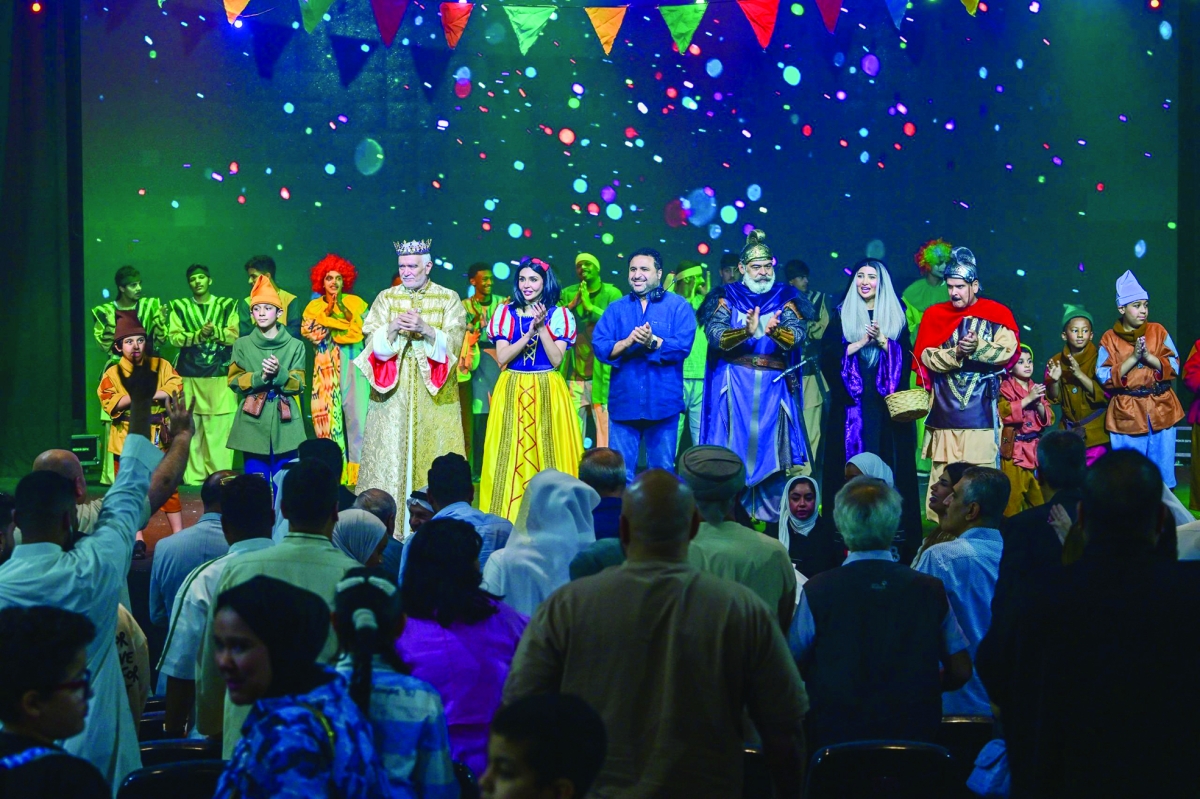 


فريق العمل يردّ التحية للجمهور 