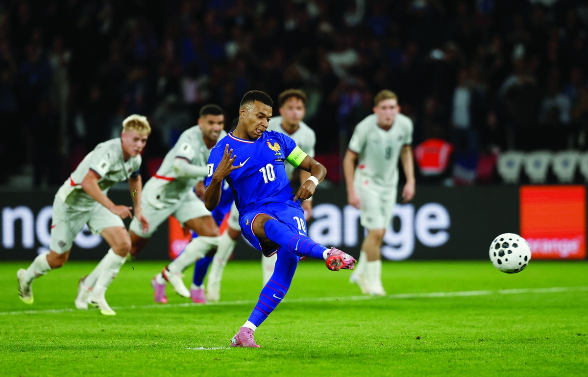 كيليان مبابي مسجلاً في مرمى أيسلندا (رويترز)