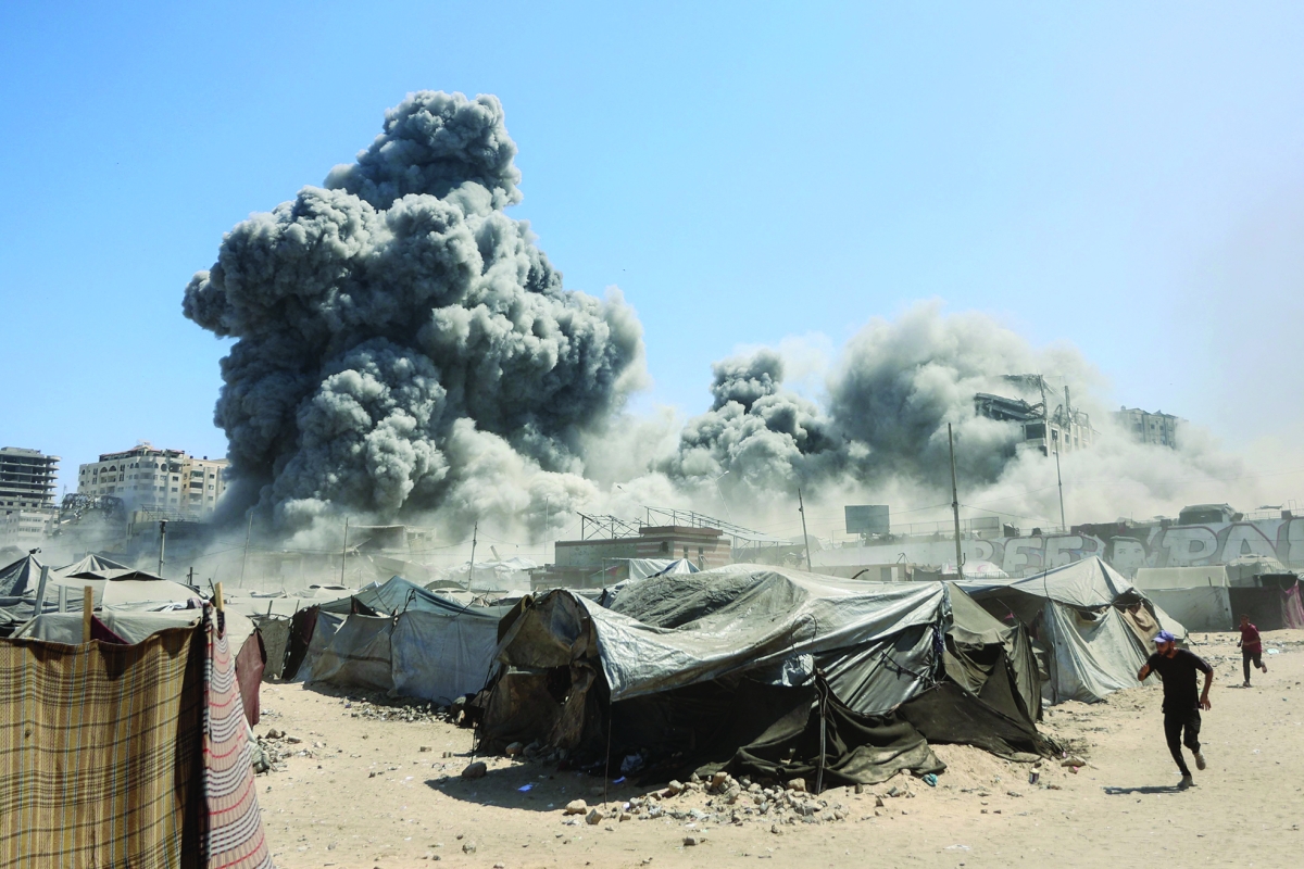 تدمير أحد أبراج غزة (أ ف ب)