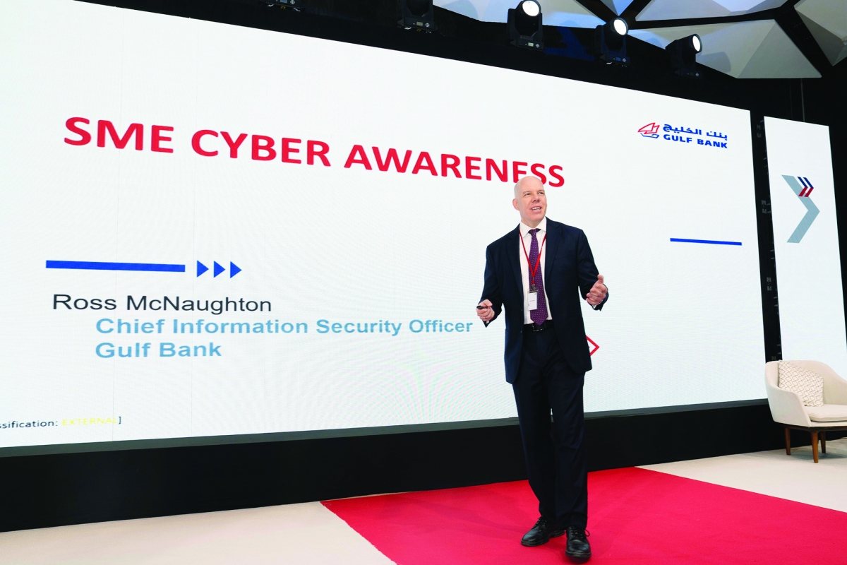 روس ماكنوتن متحدثاً خلال الندوة