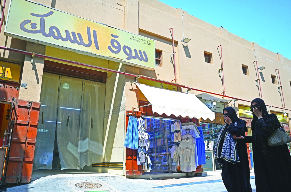 تغطية الأنوف عند المرور قُرب سوق السمك (تصوير نايف العقلة)