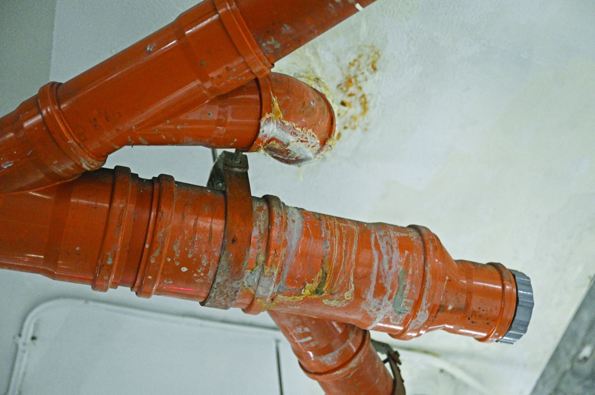 


السيارات تضرّرت من تسرّب مياه الصرف للمواقف 