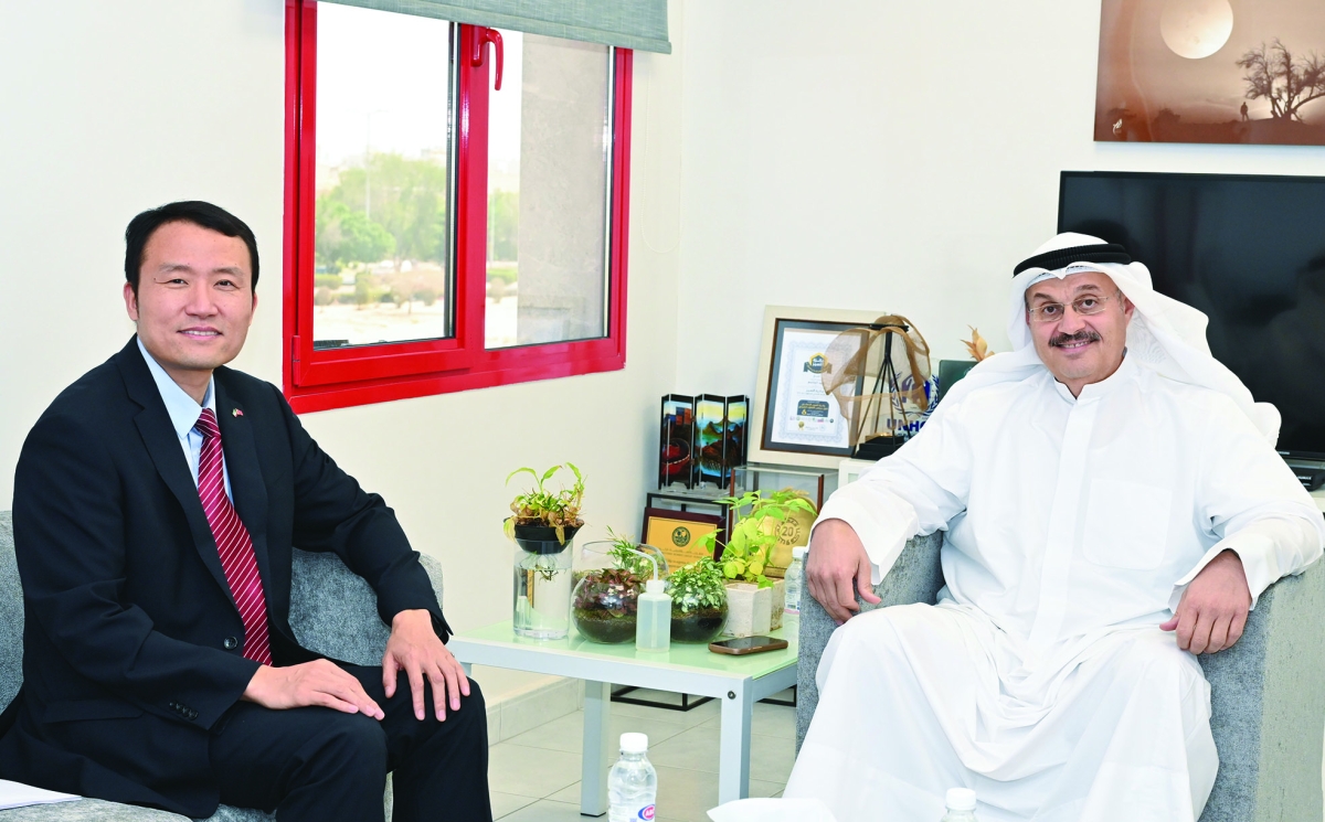 


الزميل وليد الجاسم مستقبلاً المستشار ليو شيانغ 