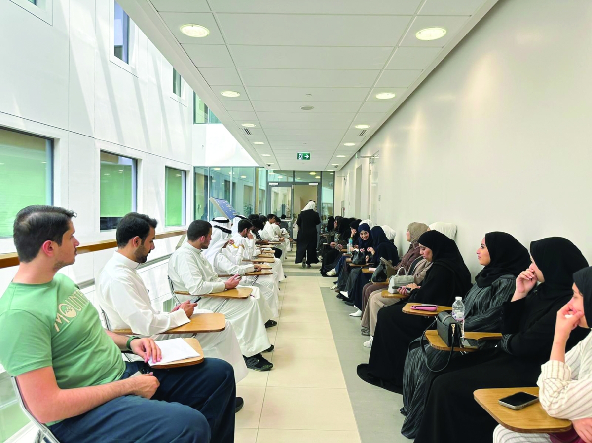 طلبة ينتظرون لتسجيل مقرراتهم