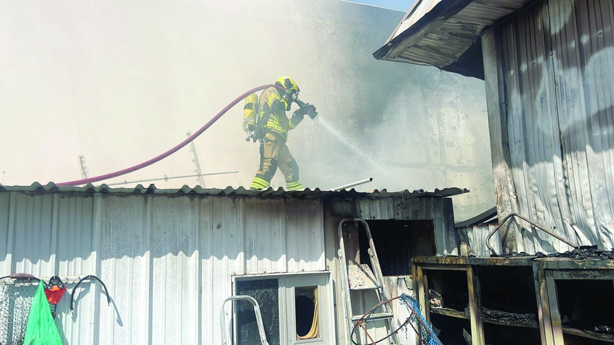  إطفائي يكافح النيران 