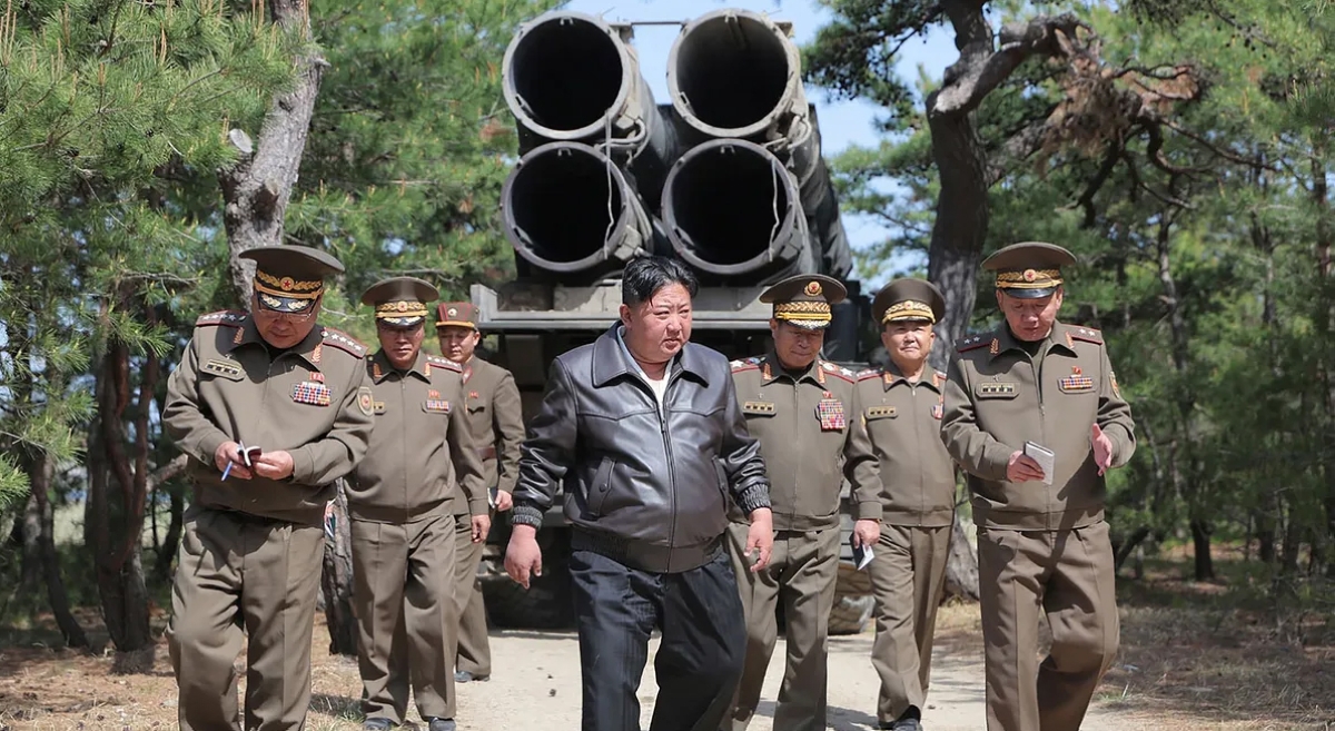 كيم جونغ أون يتفقد أنظمة مدفعية وصواريخ 