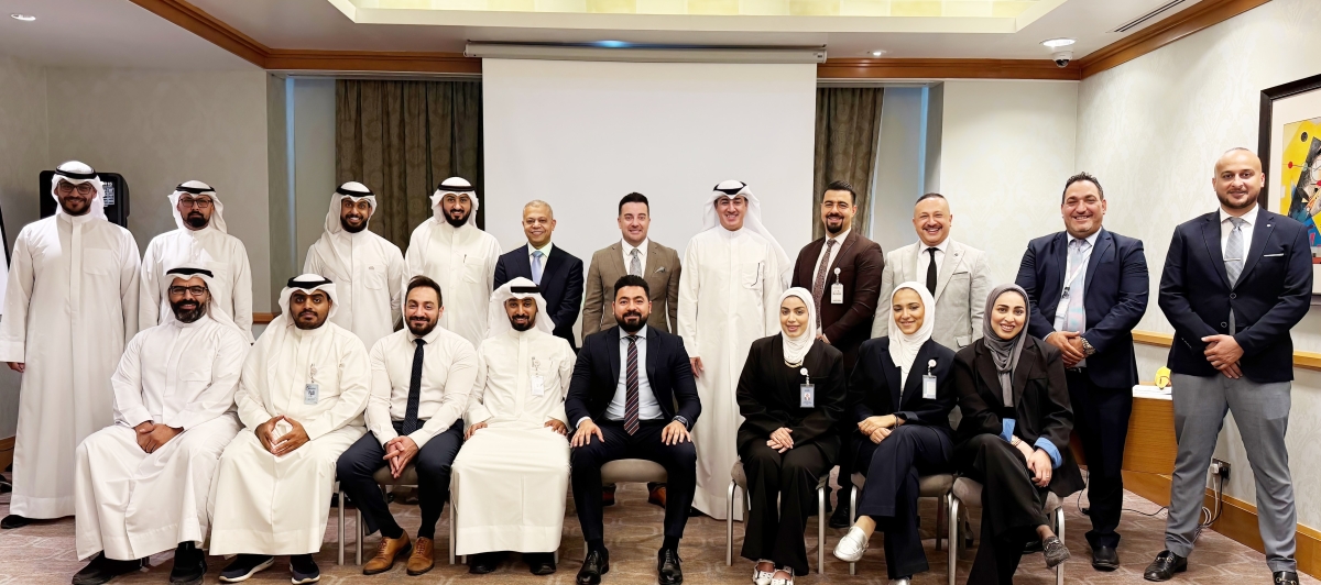 متدربو البرنامج من موظفي «بوبيان» مع القياديين في البنك