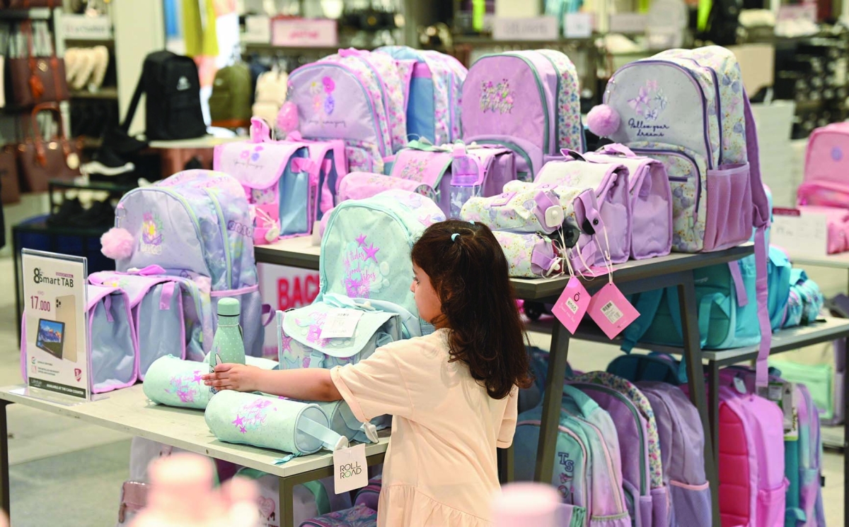 طفلة تتفحص مطارات الماء 