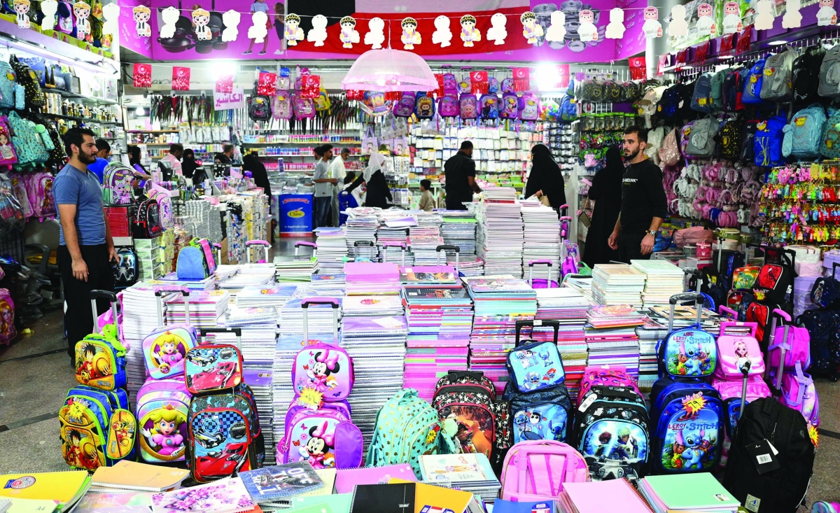 إقبال على شراء المستلزمات المدرسية قبل بدء الدراسة 	 (تصوير نايف العقلة) 