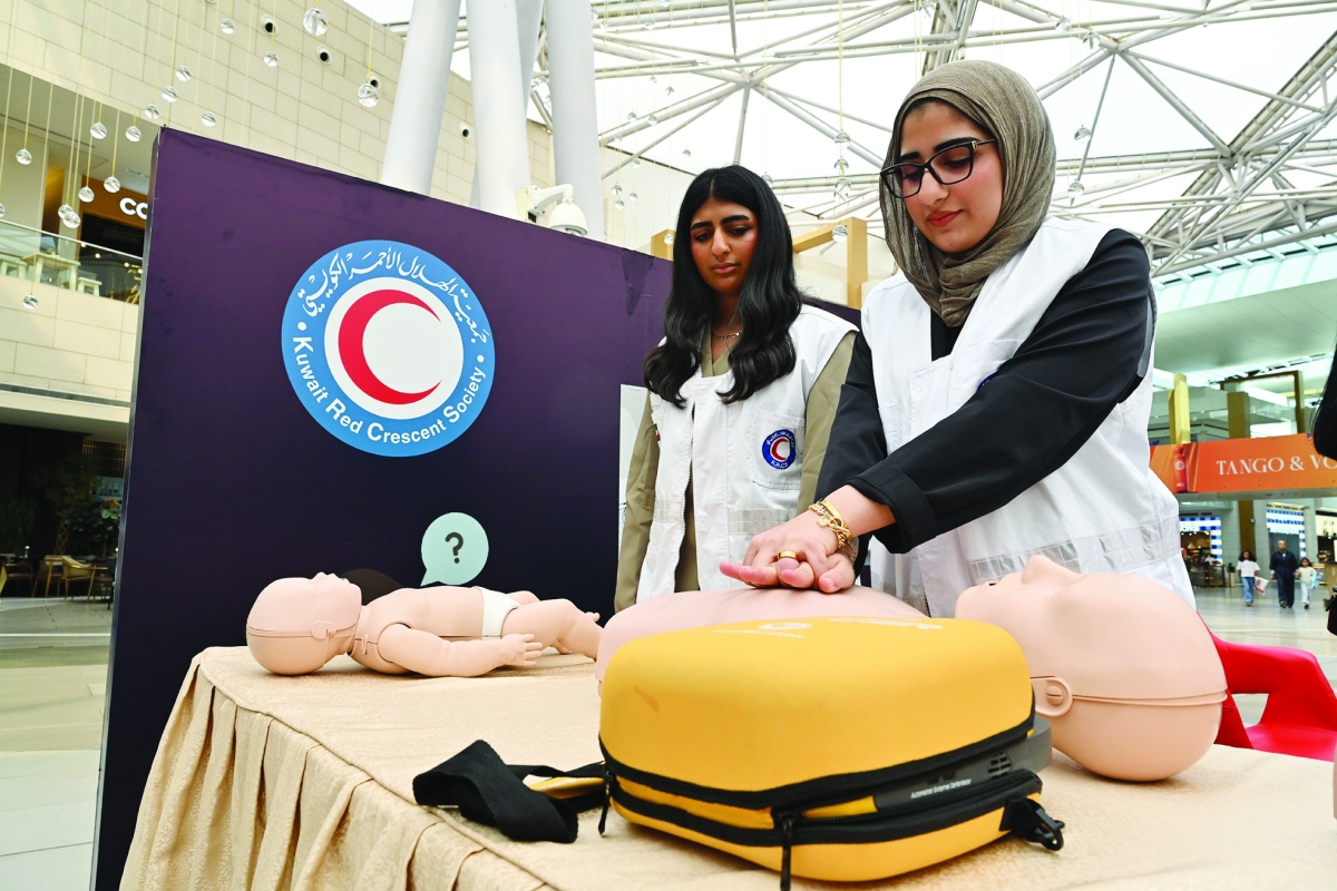 


تدريب على كيفية تقديم الإسعافات الأولية	 (تصوير أسعد عبدالله) 