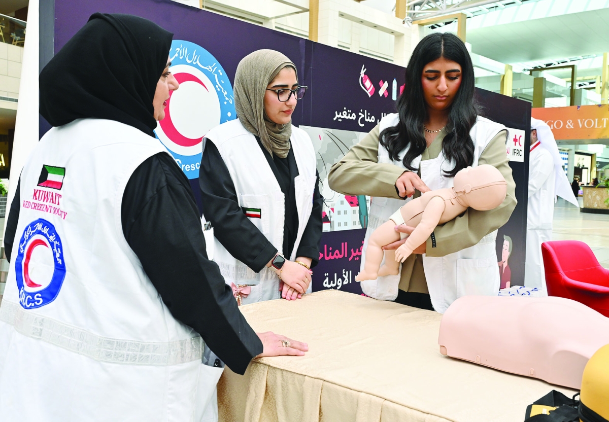 تمثيل لكيفية إسعاب طفل