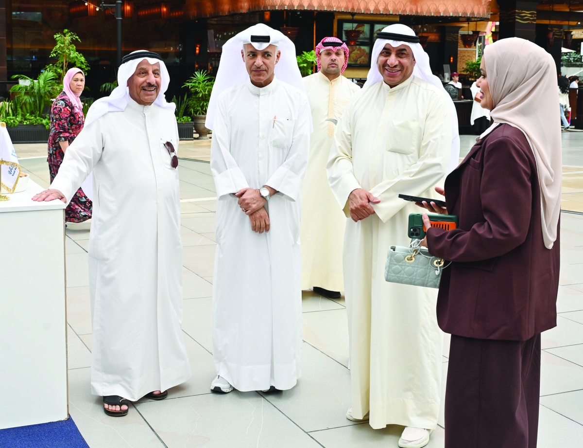 المغامس في حديث مع بعض الحضور في ركن الجمعية 