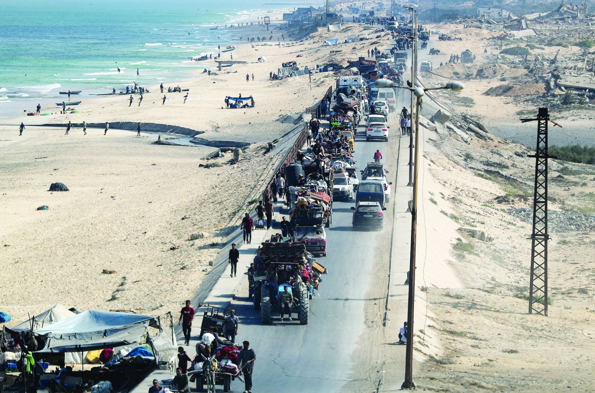 نازحون فلسطينيون يفرون إلى جنوب غزة (رويترز)