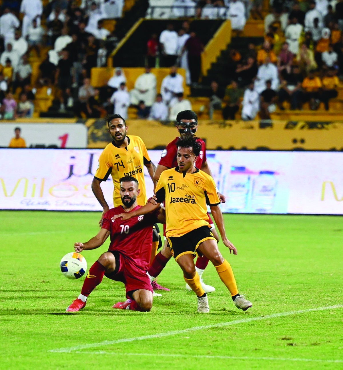 مدافع «العنابي» يحاول ابعاد الكرة عن مبارك الفنيني