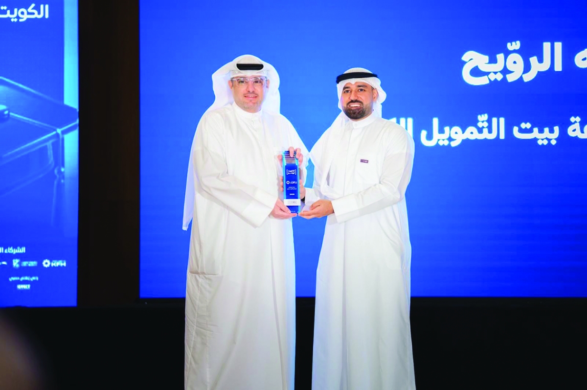 الرويح مكرماً من الرئيس التنفيذي لـ«كودد» أحمد معرفي