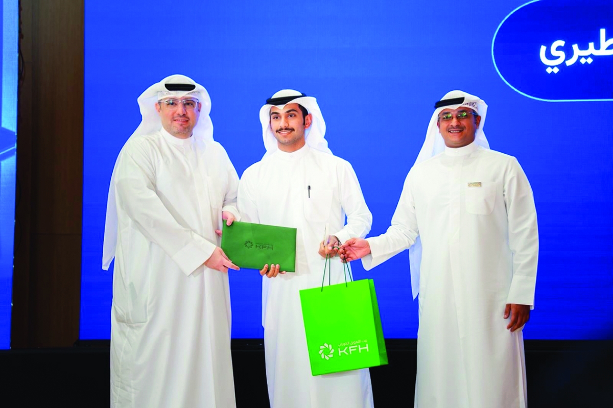 الرويح مكرماً الفائز بجائزة الاستدامة الرقمية من «بيت التمويل»