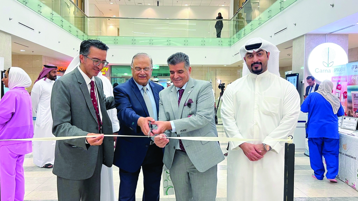 


العتيبي خلال قص شريط افتتاح المعرض المصاحب للفعالية 