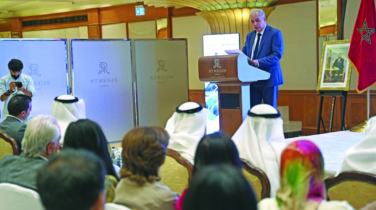 بن عيسى متحدثاً خلال الملتقى