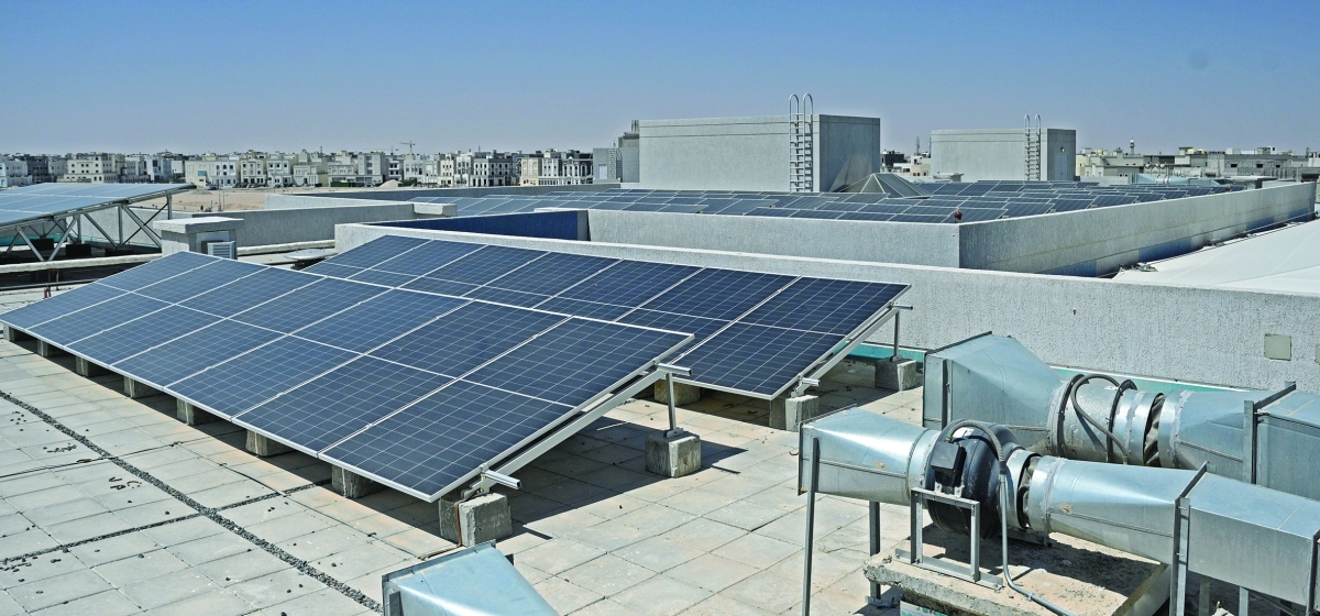 


الألواح الشمسية على سطح المدرسة 