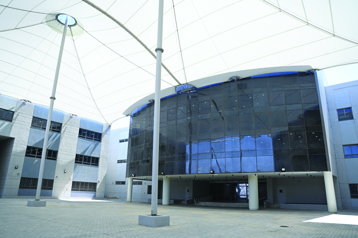 


مظلات المدرسة أشبه بالخيام 	 (تصوير نايف العقلة) 