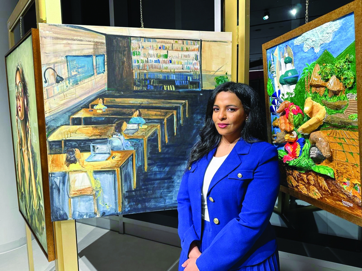 


ريهام الرغيب أمام لوحتها 