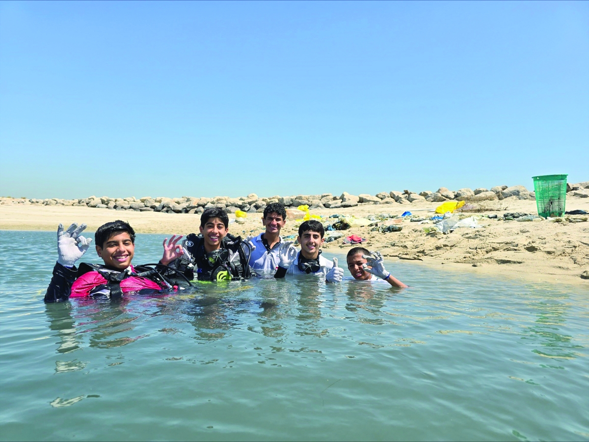 


فريق الغوص ينظف خور إسكندر 