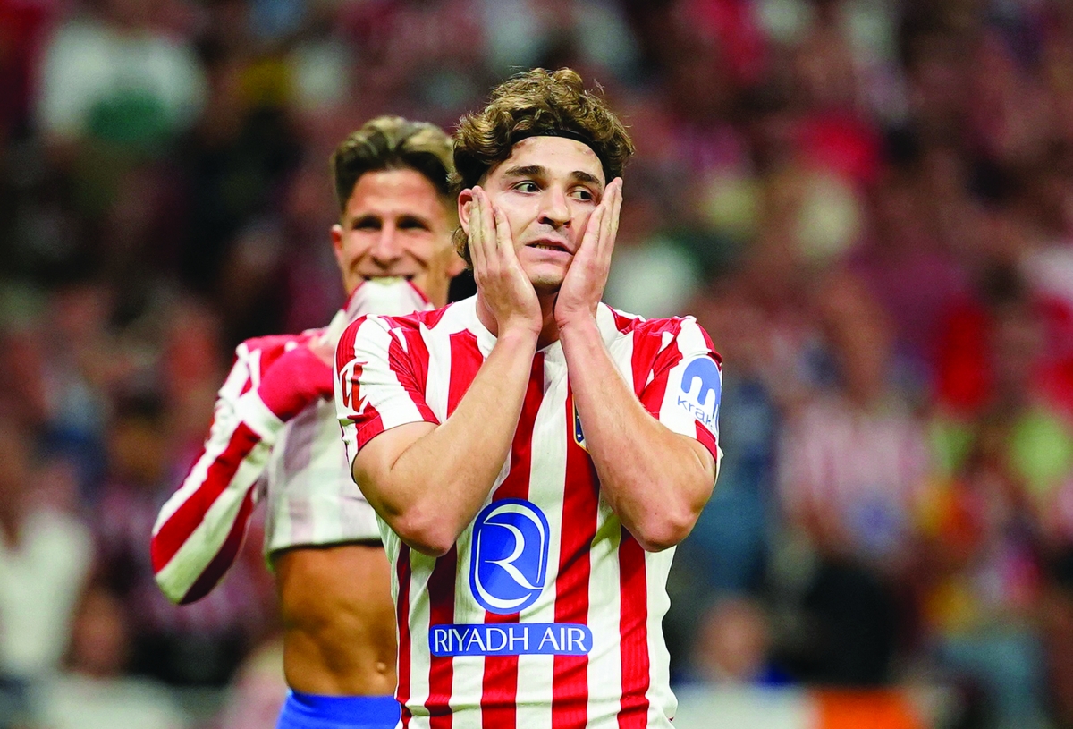 


خوليان ألفاريز متحسراً على إهدار فرصة	(رويترز) 