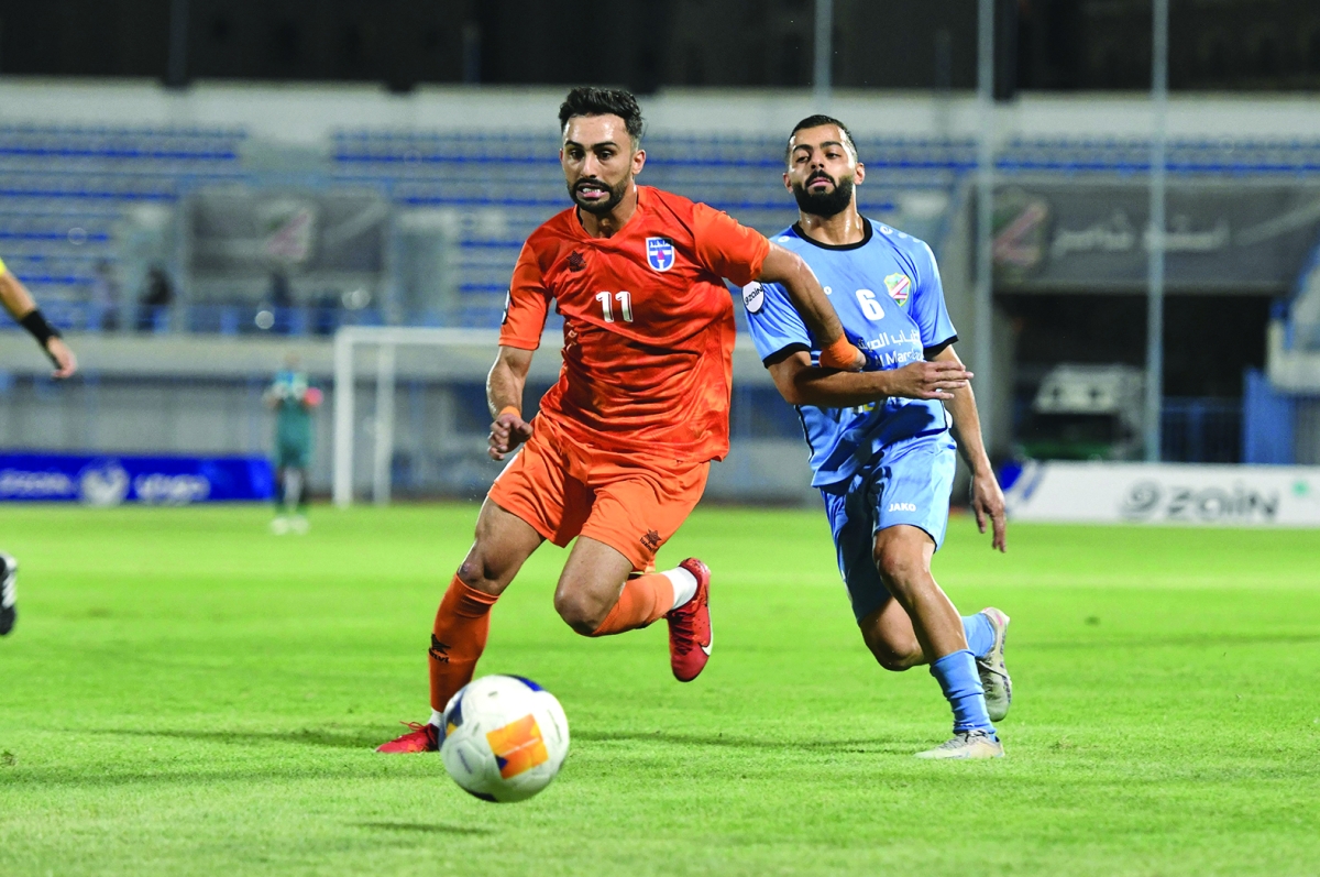 


لاعب كاظمة مشعل الشمري ينطلق بالكرة 