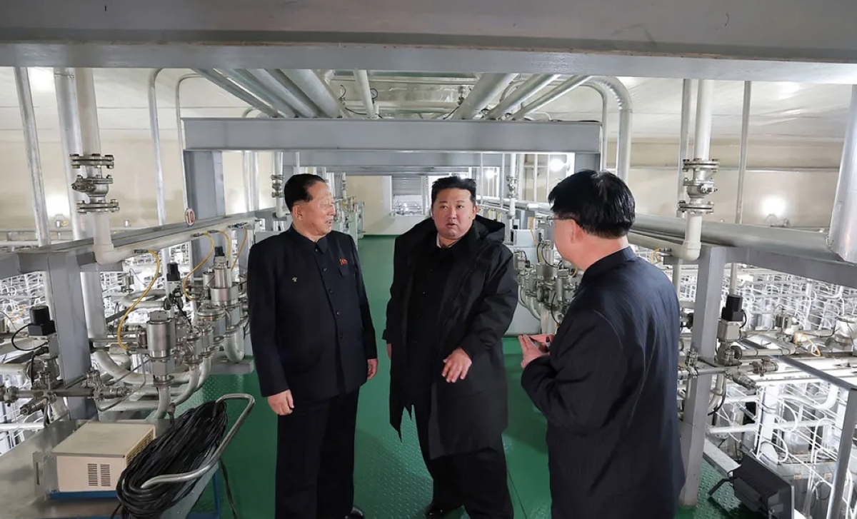 زعيم كوريا الشمالية يتفقد موقعا لإنتاج المواد النووية