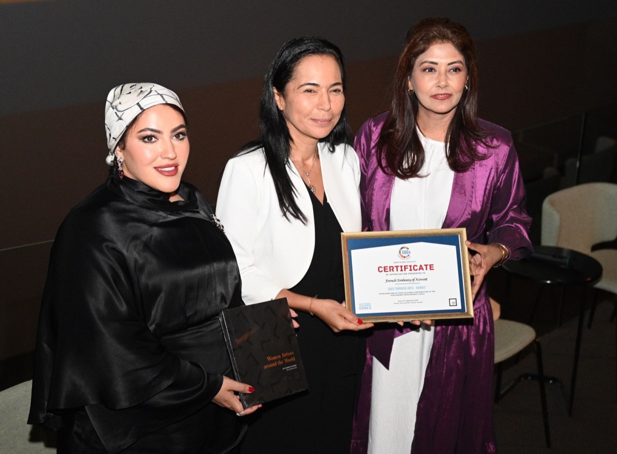 هنوف المنيفي الى جانب مستشار ه التعاون والعمل الثقافي ومديرة المعهد الفرنسي لدى الكويت بالسفارة الفرنسية ومؤسسة منظمة أهداف التنمية المستدامة من خلال الفنون تحت مظلمة اليونسكو 