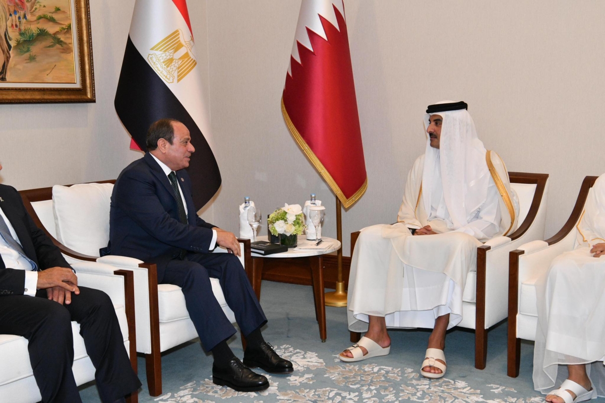 تميم بن حمد مستقبلاً السيسي في الدوحة