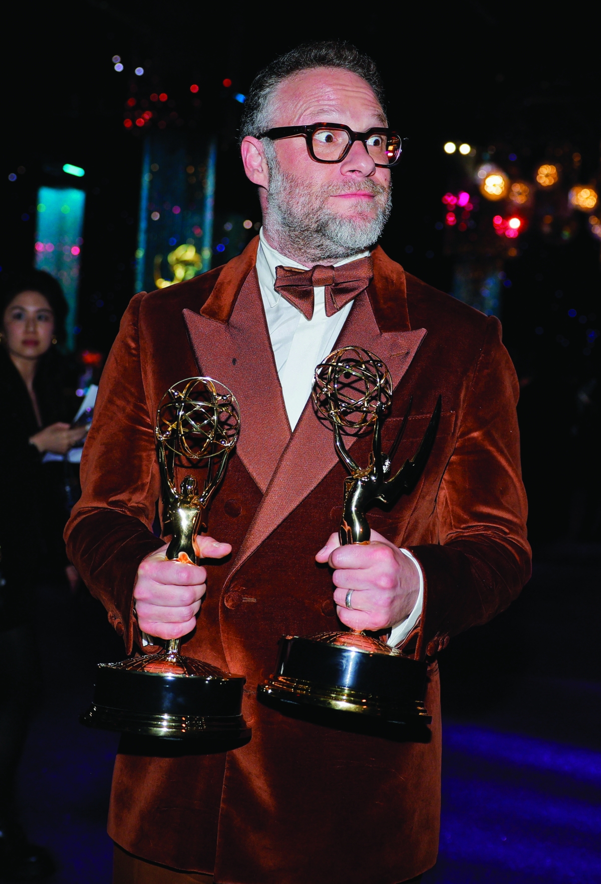 


سيث روغن مع جائزتين 