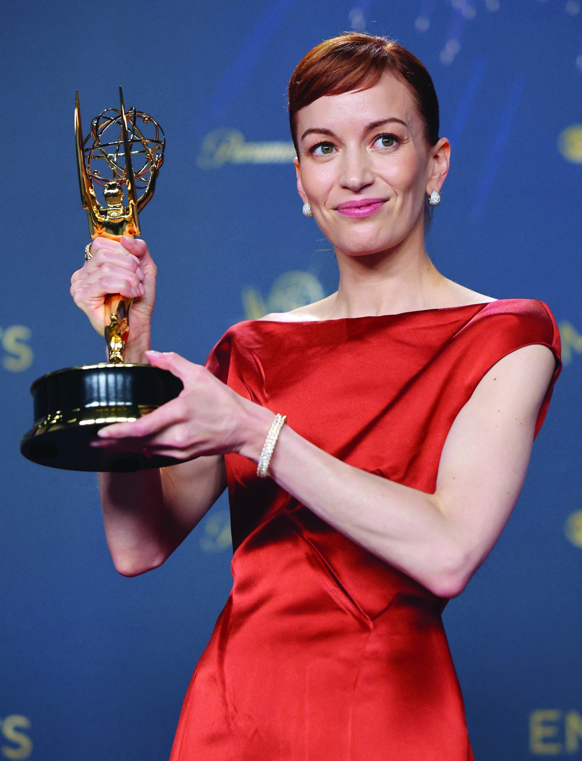 


بريت لاور مع جائزة أفضل ممثلة 